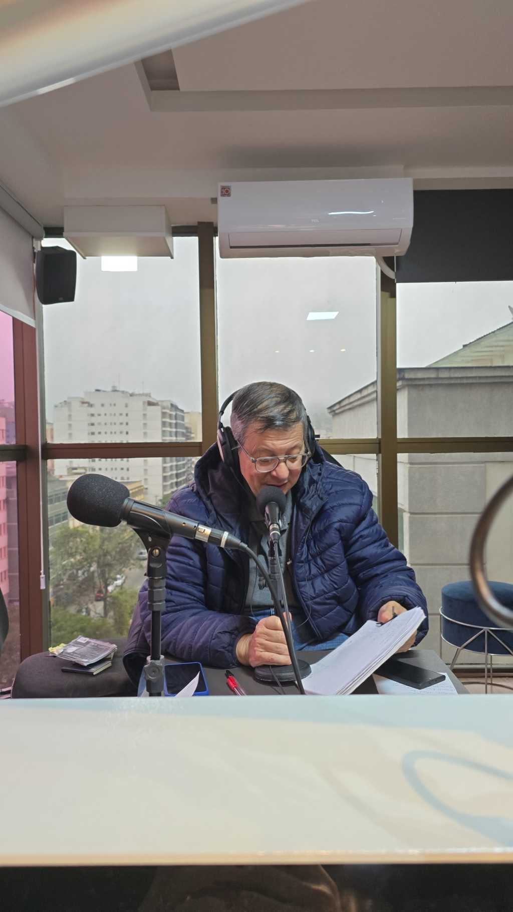 Sérgio Elabras apresentando o programa em um estúdio de rádio